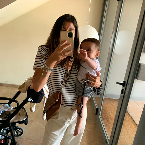 Imagen de Carlota junto a su hijo